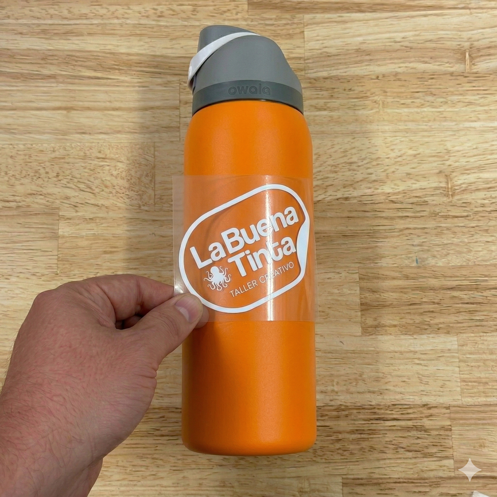 Botella personalizada con impresión DTF UV directa sobre superficie curva